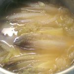 Witloof stoven Witloof stoven met sjalot en knoflook in kippenbouillon