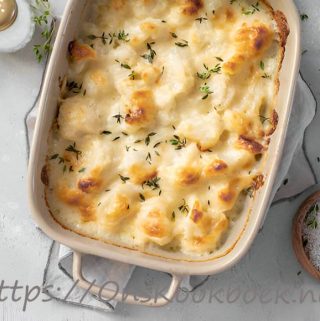 Heerlijk hartige Vlaamse klassieker. Werk dit bloemkool in kaassaus recept zalig af met 'n lekker krokant korstje in je oven. Snel, makkelijk en zalig genieten.
