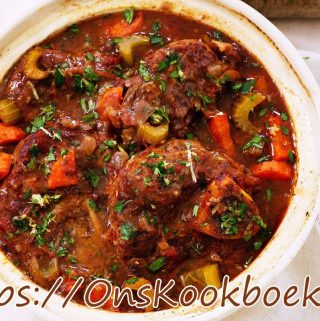 eer makkelijk osso bucco recept met kalfsschenkel, tomatenpulp, selder, wortel en porto, geserveerd met vers gehakte peterselie
