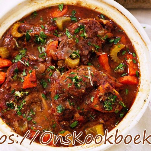 eer makkelijk osso bucco recept met kalfsschenkel, tomatenpulp, selder, wortel en porto, geserveerd met vers gehakte peterselie