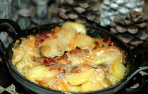 Lekker berghutten recept: tartiflette met aardappel, spek, ajuin en kaas in de oven