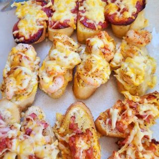 Bruschetta met scampi, ham of salami