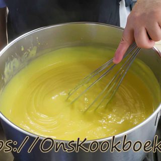 Banketbakkersroom maken door te roeren op het vuur met een garde