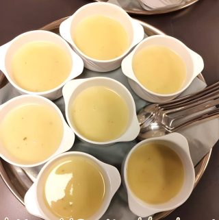 Klassieke Vlaamse witloofsoep met zelfgemaakte kippenbouillon en fijne witloofjulienne — recept van Sofie Dumont