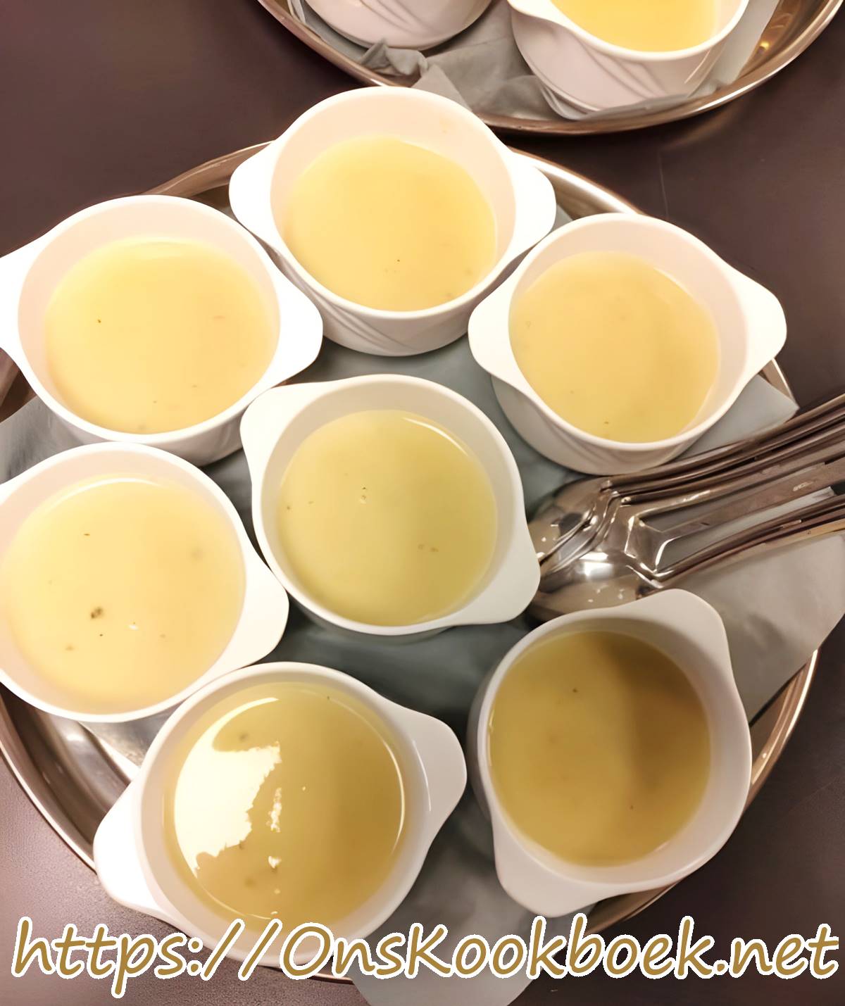 Klassieke Vlaamse witloofsoep met zelfgemaakte kippenbouillon en fijne witloofjulienne — recept van Sofie Dumont