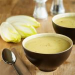 Lichte, gezonde witloofsoep met appel en prei zonder aardappelen of room — recept geïnspireerd op Sandra Bekkari