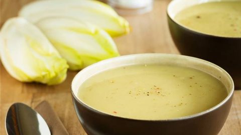 Lichte, gezonde witloofsoep met appel en prei zonder aardappelen of room — recept geïnspireerd op Sandra Bekkari