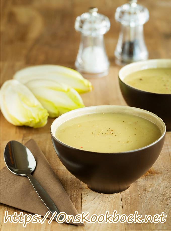 Lichte, gezonde witloofsoep met appel en prei zonder aardappelen of room — recept geïnspireerd op Sandra Bekkari