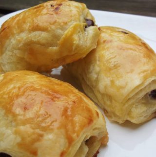 Snelle bananenbroodjes met chocolade in bladerdeeg