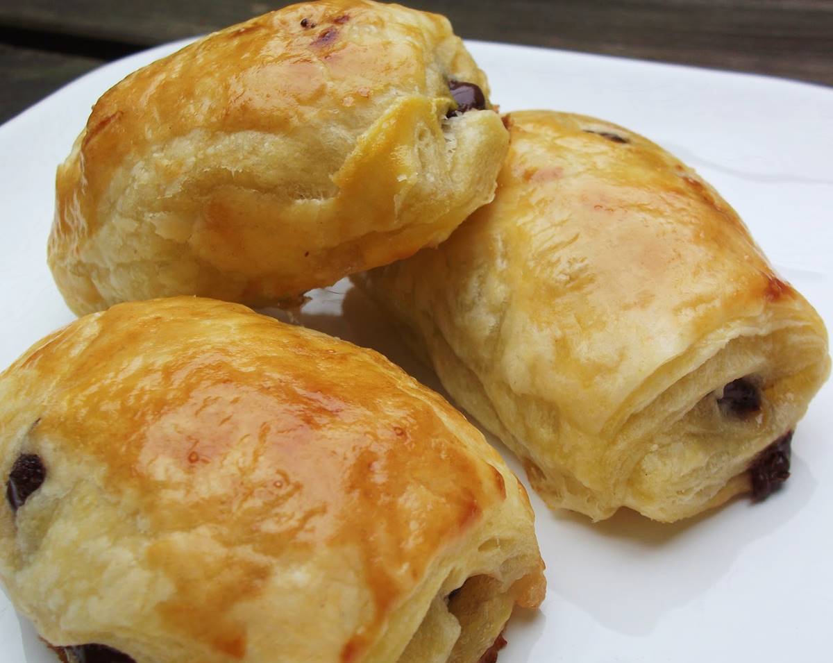 Snelle bananenbroodjes met chocolade in bladerdeeg