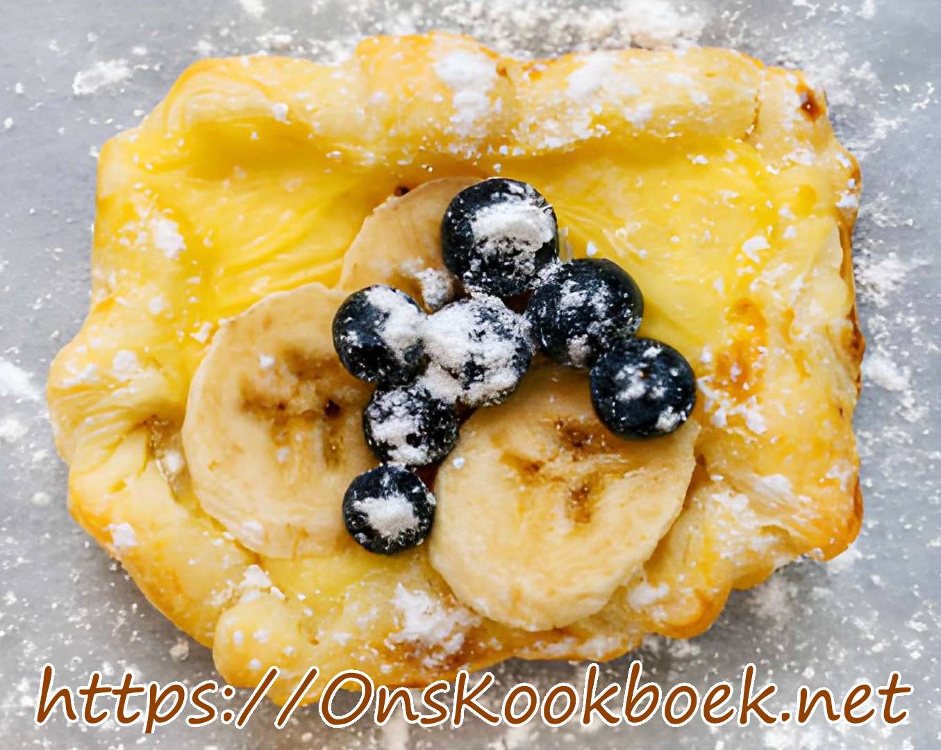 Bananentaart met bladerdeeg en vanillepudding, afgewerkt met verse banaan, blauwe bessen en poedersuiker