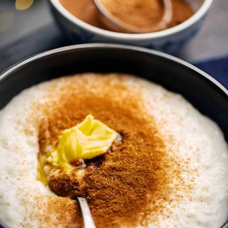 Witte rijstpap maken op grootmoeders wijze met boter, bruine suiker en kaneel